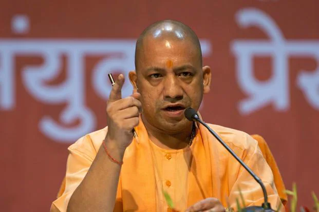 जनता दर्शन में बुजुर्ग मां-बेटी की फरियाद सुन भावुक हुए सीएम योगी, बीटेक दाखिले का दिया आश्वासन